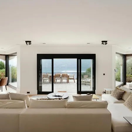 Relaxing Up To 12 Guests * *
